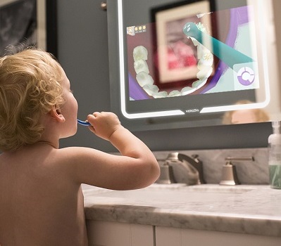 Brosse à dents intelligente dans notre miroir de salle de bain intelligent