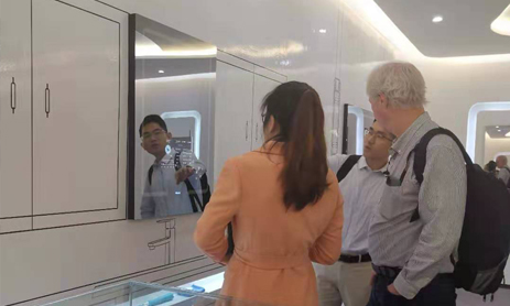 Le miroir de salle de bain intelligent Alexa vous accueille !