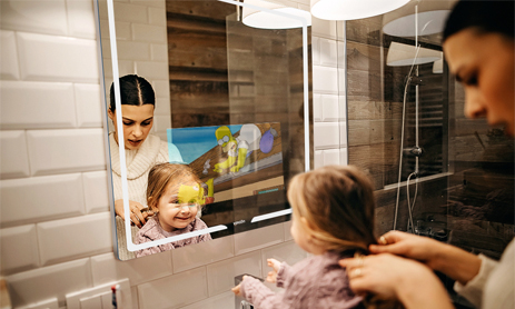 Regardez des vidéos sur YouTube dans un miroir intelligent rond